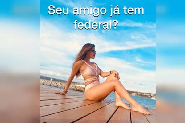 Fotografia colorida de mulher de maiô