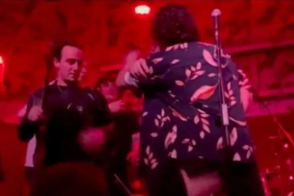 Membros de banda de rock chocam fãs ao se agredirem no palco; assista!