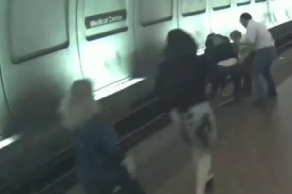 Vídeo: passageiros salvam homem cego que caiu nos trilhos do metrô