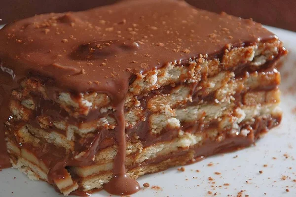 Aprenda receita prática de torta de biscoito Maria