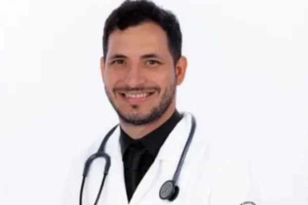 Imagem colorida do médico Bruno Gemilaki Dal Poz - Metrópoles