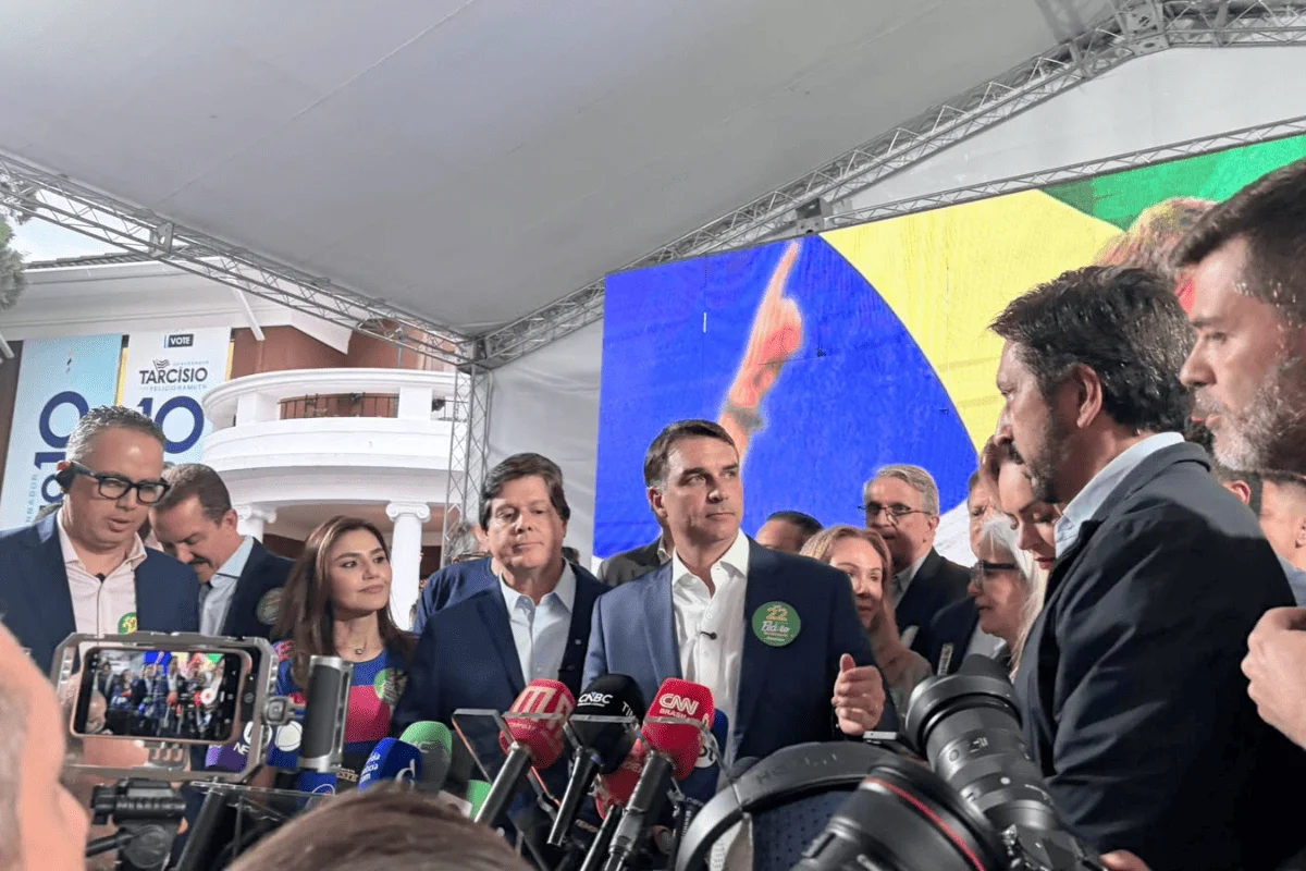 Imagem colorida de Flávio Bolsonaro durante evento do MDB em São Paulo - Metrópoles