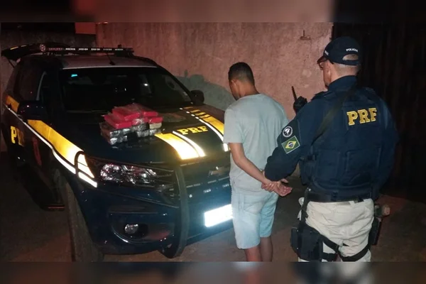 Homem é preso com 15kg de cocaína em carro com mulher grávida e filhos