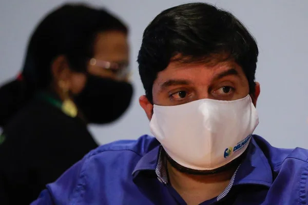 deputado distrital Rodrigo Delmasso, de máscara