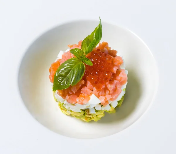 Tartar de salmão em prato fundo - Metrópoles