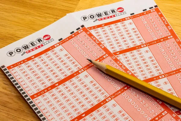 Imagem colorida de bilhete powerball - Metrópoles