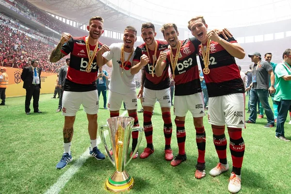 Empresário de zagueiro do Flamengo posta foto no estádio do Benfica