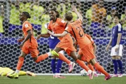 A Holanda voltou à frente do placar com um golaço do atacante Summerville, com um chute colocado no canto do gol A Holanda voltou à frente do placar com um golaço do atacante Summerville, com um chute colocado no canto do gol