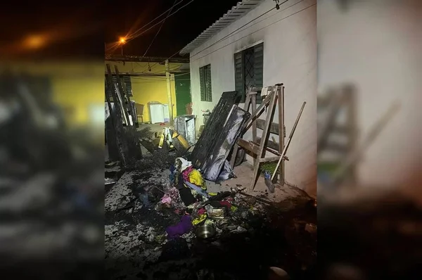 Imagem colorida de casa incendida no DF