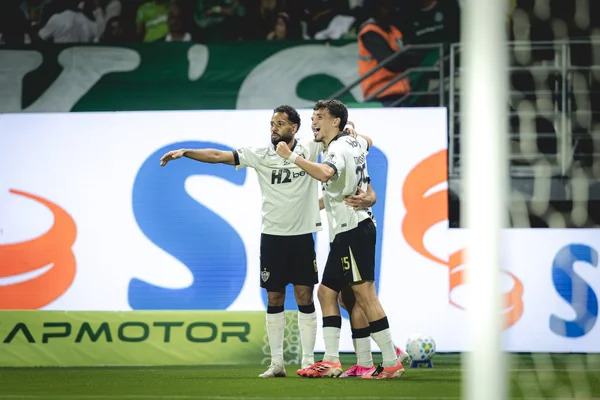 Jogadores do Atlético-MG comemoram gol diante do Palmeiras