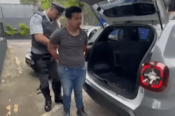Imagem colorida de um homem preso por estupro de vulnerável na Grande SP - Metrópoles