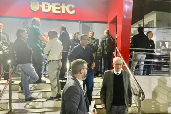 Imagem colorida de operação contra fraude em SP - Metrópoles