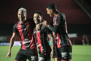 Vitória luta para não cair. Vitória luta para não cair.