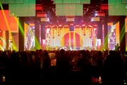 O palco dos shows se transformava de acordo com a energia da música