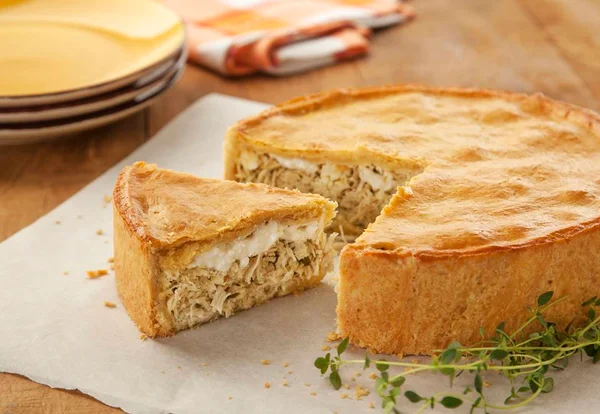 imagem colorida de empadão de frango com queijo cottage - Metrópoles