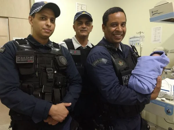 Policiais militares fazem parto de emergência e salvam bebê no DF