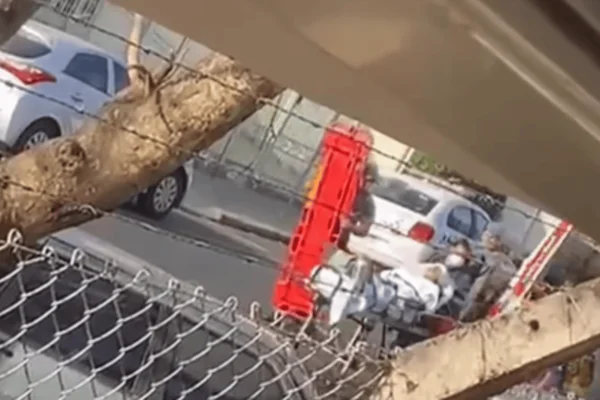 Imagem colorida de adolescente sendo socorrida pelo Samu após ser esfaqueada na cabeça dentro de sala de aula - Metrópoles