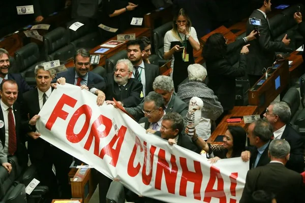 O Fora Cunha vira grito de Carnaval no Condomínio Brasil