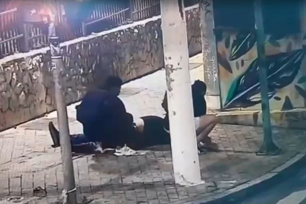 Imagem colorida mostra momento em que advogado é agredido e roubado antes de ser encontrado morto. Metrópoles