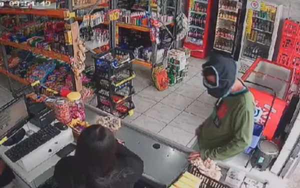 Imagem de homem com cueca na cabeça em supermercado - Metrópoles