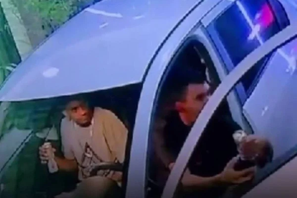 Homem espanca mulher em frente a motel e morre em tiroteio com polícia