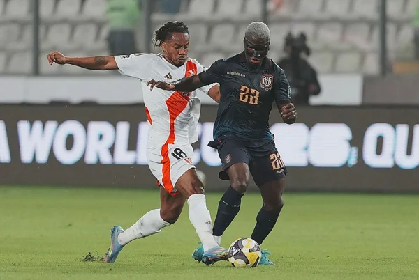 Imagem colorida de jogadores de Equador e Peru - Metrópoles