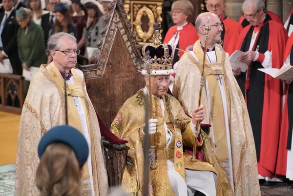 “Não venho para ser servido, mas para servir”, diz rei Charles III