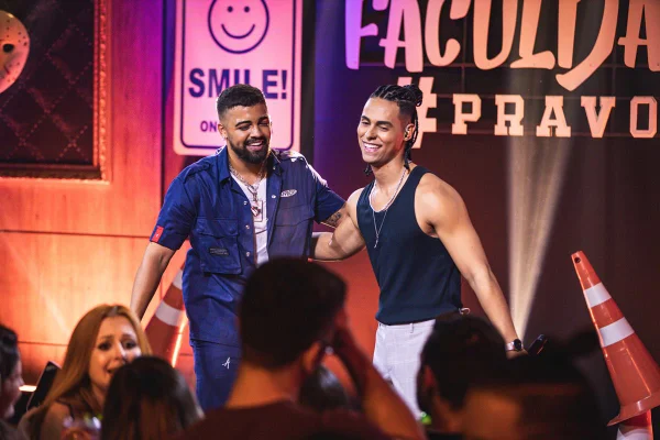 Conheça a dupla Som de Faculdade, nova promessa do pagode