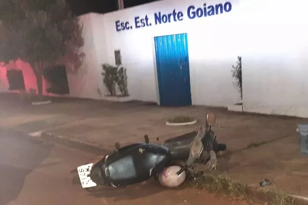 Professora de inglês morre após bater motocicleta em placa de trânsito