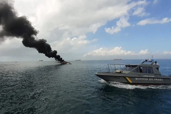 Embarcação pega fogo na Baía de Todos os Santos, em Salvador