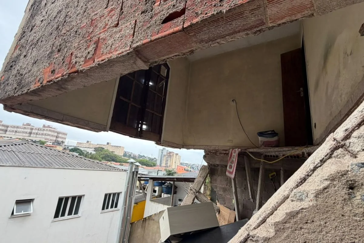 Imóvel desaba após chuva em Santo André Imóvel desaba após chuva em Santo André