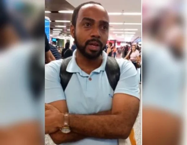 Imagem colorida de homem negro com camisa azul claro