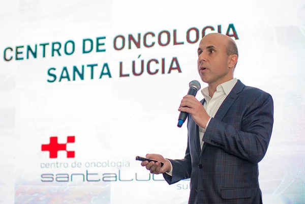 Médico Fernando Maluf debate câncer de mama em Brasília