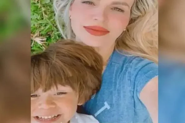 Empresaria ao lado do filho