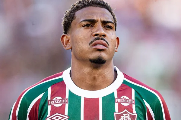 Entregadora denuncia ameaça de John Kennedy, jogador do Fluminense: "Medo" - Metrópoles
