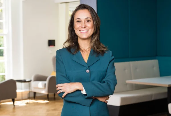 Imagem colorida de Daniela Barone Soares, brasileira que ganhou título da realeza britânica - Metrópoles