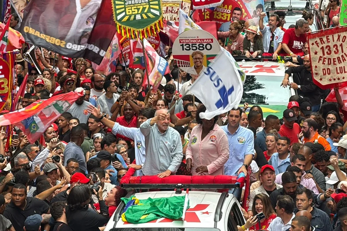 No RJ e sem Eduardo Paes, Lula faz último ato de campanha antes do 1º turno