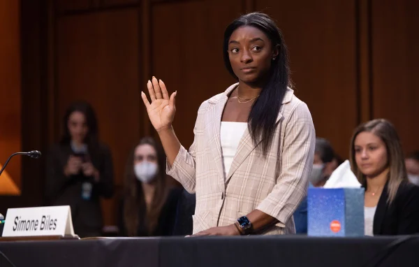 Simone Biles durante depoimento