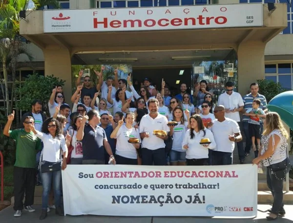 Bolo, aplausos e doação de sangue em manifestação no Hemocentro