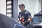 O senador Flávio Bolsonaro chega com a família à casa do pai, Jair Messias Bolsonaro, para almoço de dia dos pais.