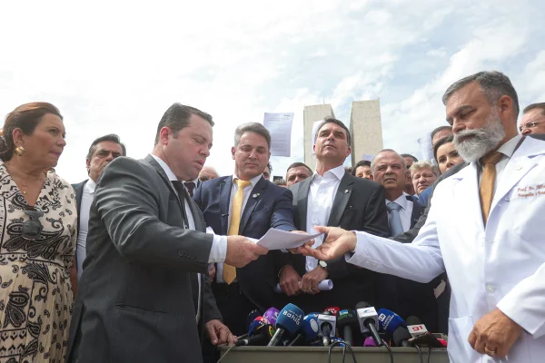 Imagem colorida, Parlamentares da oposição concedem entrevista coletiva em reação à prisão domiciliar do ex-presidente Jair Bolsonaro- Metrópoles