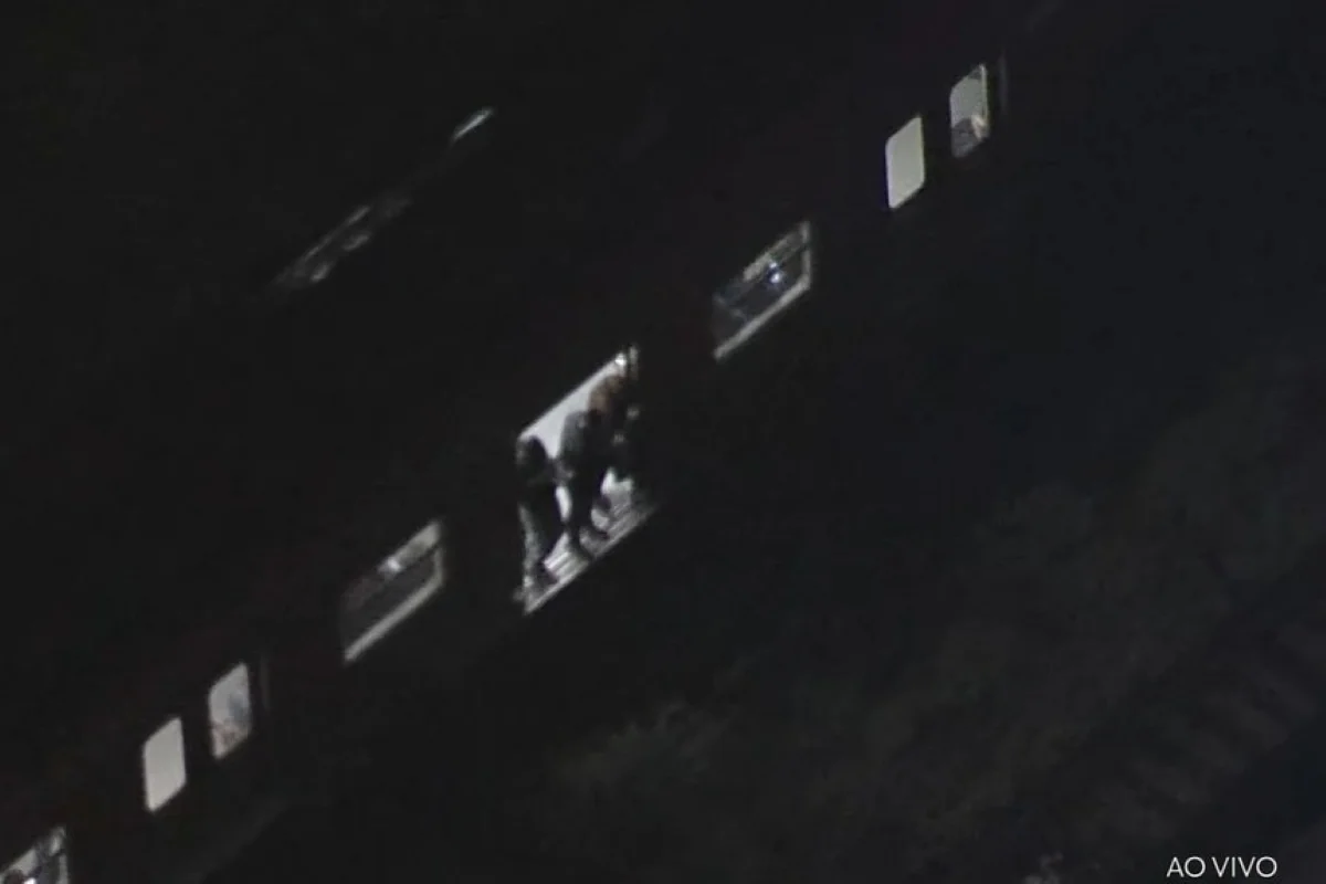 Falta de energia afeta operação das linhas 11, 12 e 13 de trem; na foto, pessoas caminham nos trilhos na estação Tatuapé Falta de energia afeta operação das linhas 11, 12 e 13 de trem; na foto, pessoas caminham nos trilhos na estação Tatuapé