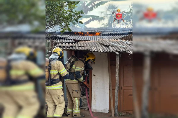Incêndio consome casa em Planaltina e mobiliza bombeiros do DF - destaque galeria Incêndio consome casa em Planaltina e mobiliza bombeiros do DF - destaque galeria