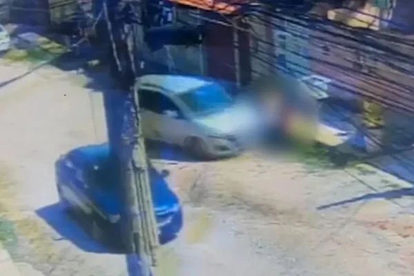 Imagem colorida do trecho do vídeo em que mulher é arrastada por ex - Metrópoles