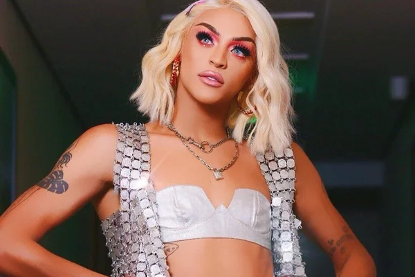 Pabllo Vittar vai longe demais e vira jurada em programa de drags