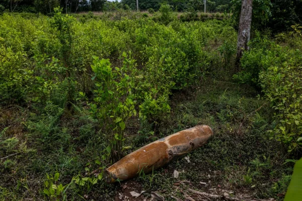Bomba encontrada na fronteira entre Colômbia e Equador - Metrópoles