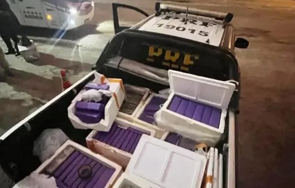 PRF apreende 100 kg de drogas em ônibus em Feira de Santana (BA)