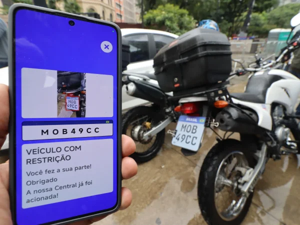 Fotografia colorida mostrando app de segurança pública de SP-Metrópoles