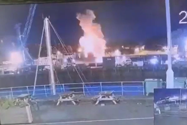 Imagem colorida de reprodução de câmera de segurança mostra momento de explosão na ilha de Jersey, na Inglaterra