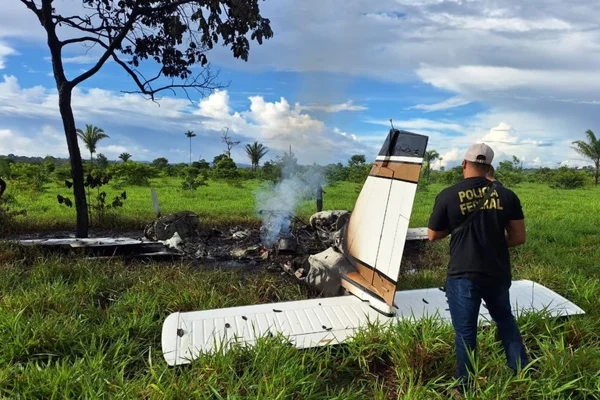Piloto faz pouso forçado, coloca fogo em avião e sequestra motorista